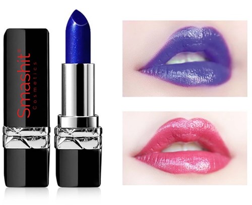 Een blauwe lippenstift met glanzende lippen in paarstinten, getoond in close-up foto's.