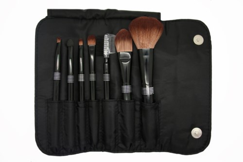 Makeup-Pinsel in einer schwarzen Hülle mit mehreren Pinseln für verschiedene Zwecke, ordentlich angeordnet und einsatzbereit.