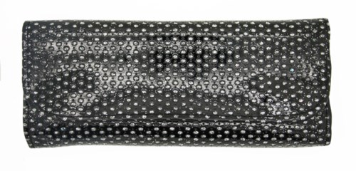 Eine schwarze Clutch mit vielen kleinen, glänzenden, kreisförmigen Nieten oder Strasssteinen, rechteckig.