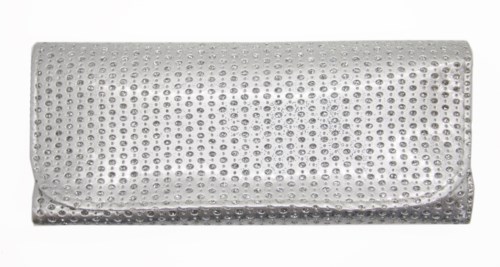 Hopeanvärinen clutch-laukku, joka on pinnaltaan pilkullinen ja sisältää läpän.