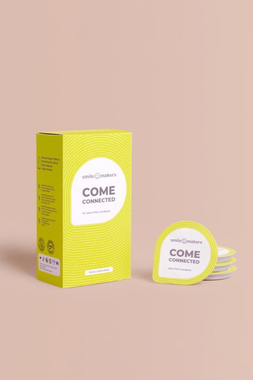 En gul æske og matchende ovale beholdere med hvide etiketter, der siger "Come Connected" og "Smile Makers."