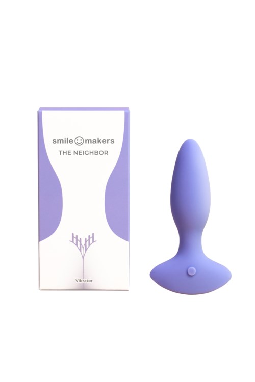 Een paarse vibrator naast een doos met 'Smile Makers The Neighbor' erop, eenvoudige ontwerp.