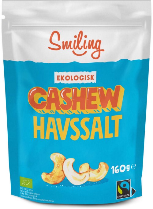 En pakke med økologisk cashewnøtt-havsalt med bilder av cashewnøtter, merket 'Smiling' og med EU- og Fairtrade-logoer.