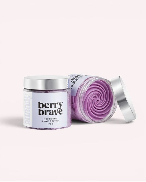 En burk med berry brave närande rakbalsam med lila spiralumsida på locket och produkten inuti.