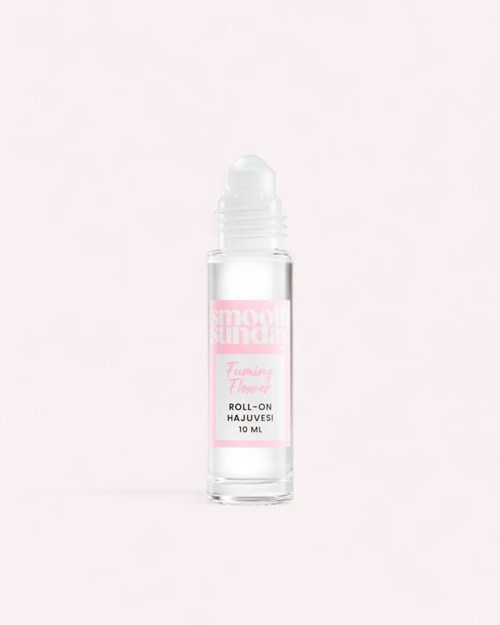 En liten genomskinlig flaska med en rosa etikett och en vit pump, innehållande en hudvårdsprodukt för ansiktet.