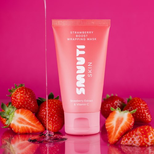 Liten rosa tub märkt 'SnHiTY Skin' omgiven av skivade jordgubbar på rosa bakgrund.
