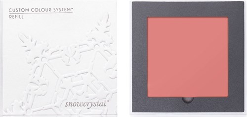En rød makeup blush i et svart etui, med en hvit snøte juletema pakke og emballasje.