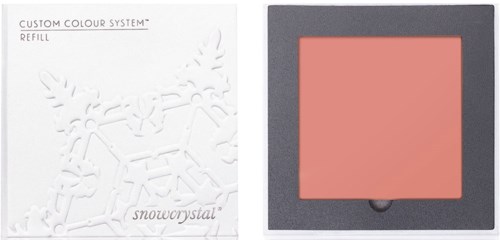 En sminkpalett med rosa blush i en grå skumhållare og hvit emballasje med reinsdyrdesign.