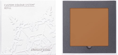 En makeup blush i en firkantet beholder med brunt skygge, i en grå skuminnsats, med en hvit boks merket 'SNOWCRYSTAL'.
