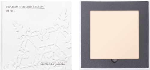 En palett med en lysende firkant og emballasje med snøfnuggdesign, merket "Custom Colour System".