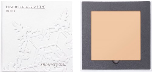 En sminkrefillpakke med snøfnugg-reinsdyrdesign og en tom beige sminksvamp inni.