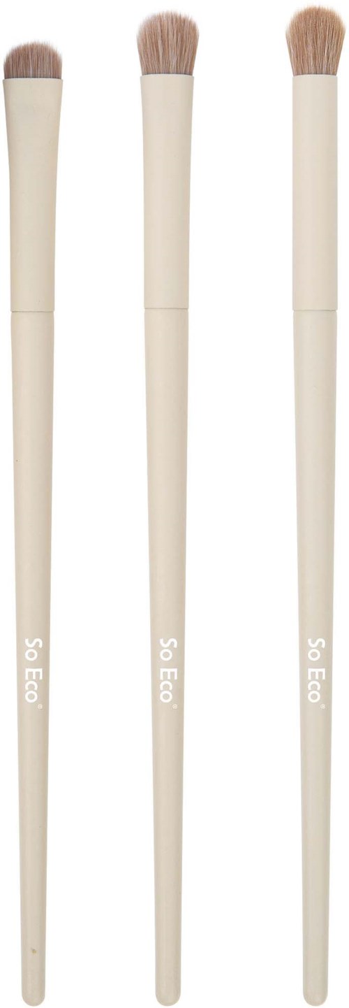 Drie make-up brushes met beige handvat en zachte borstelharen. Ze zijn rechtop geplaatst. De borstels zijn schoon en nieuw.