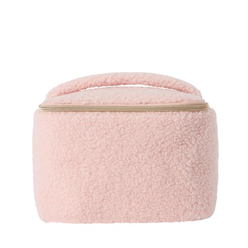 En myk rosa, fluffy kosmetikkveske med gullfarget glidelås og håndtak, designet for oppbevaring av skjønnhetsprodukter.