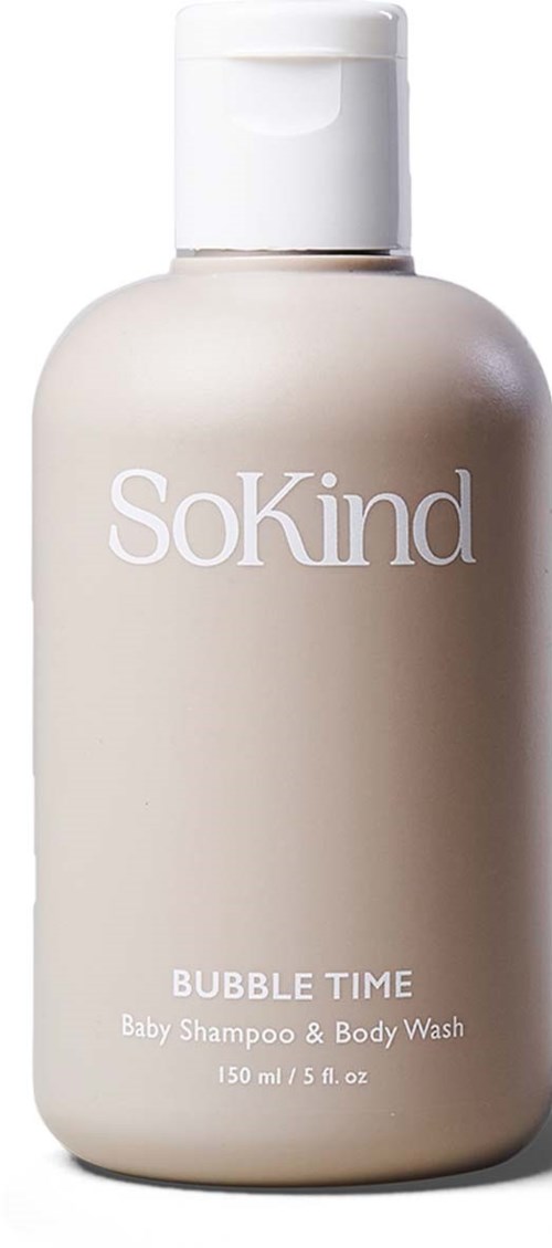 Een beige fles met witte tekst voor SoKind Bubble Time Baby Shampoo en Body Wash.