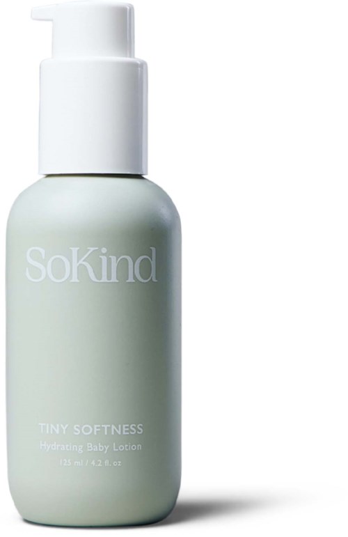 Een kleine, witte fles met pomp met de tekst 'SoKind Tiny Softness Hydrating Baby Lotion.'