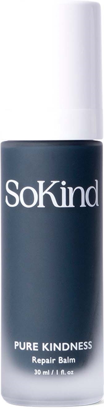 Een donkere fles met witte dop, gelabeld "SoKind" en "Pure Kindness Repair Balm."