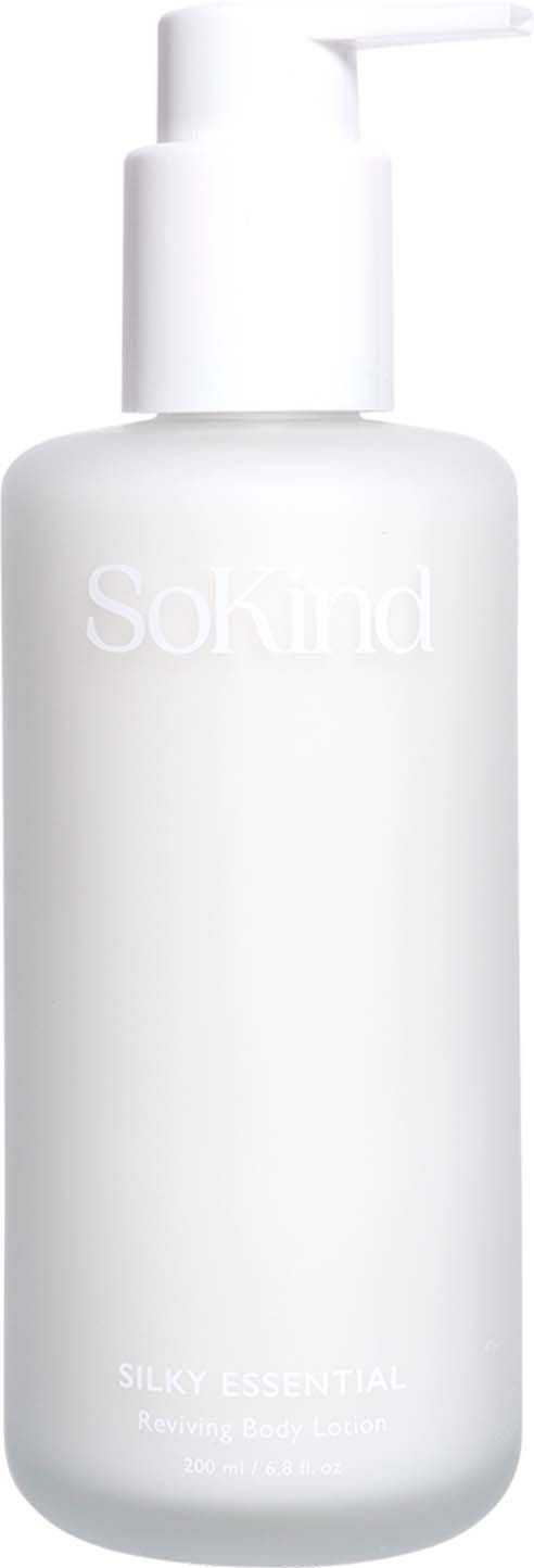 Valkoinen pullo pumpulla, merkinnöillä "SoKind" ja "Silky Essential" vartalovoiteeksi.