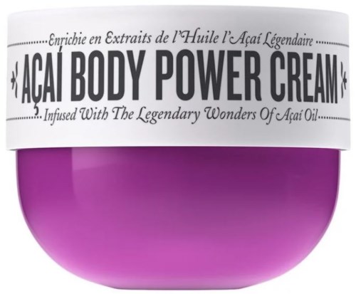 En lilla rund beholder med hvit lokk merket 'Acai Body Power Cream' og beskrivende liner om acaiolje.
