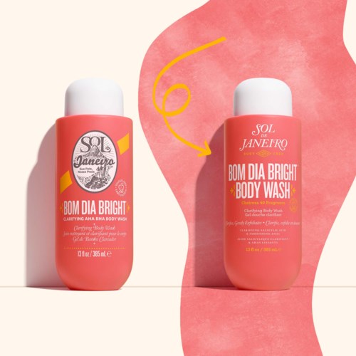 Två body wash-flaskor står på olika bakgrunder, en på vitt och en med rosa bakgrund. De har liknande etiketter.