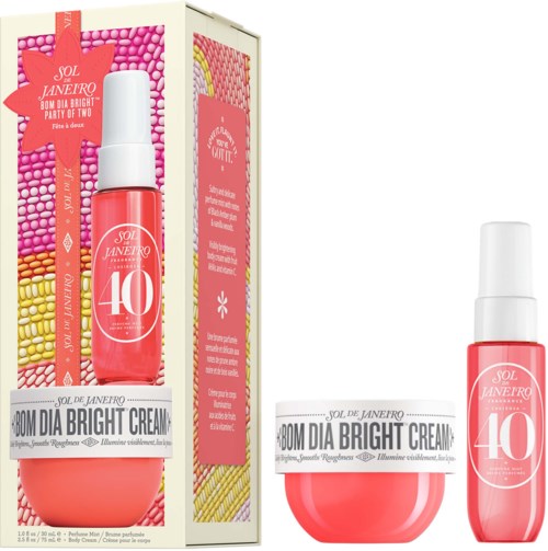 En hudplejesæt med en lysekrème i en beholder og en sprayflaske, med pink og hvid emballage.
