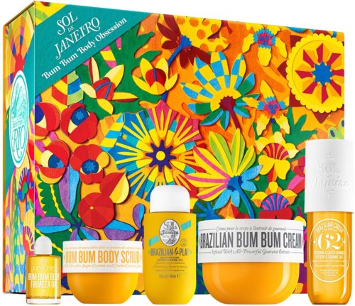 Färgglad box med blommor, innehåller hudvårdsprodukter: skrubbar, krämer och lotioner i små och stora flaskor.
