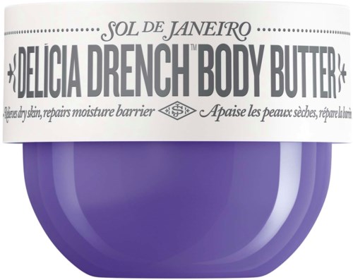 En lila burk med vit lock som heter 'Delicia Drench Body Butter' från Sol de Janeiro, med text om hudvård.
