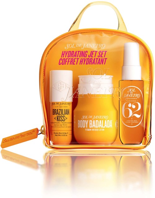 En resväska med orange- och guldfärdade hudvårdsprodukter, inklusive lotion, kroppssmör och serum, från Sol de Janeiro.