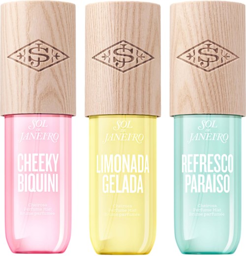 Drie kleurrijke parfumflesjes met houten doppen, gemarkeerd Cheeky Biquini, Limonada Gelada en Refresco Paraíso.