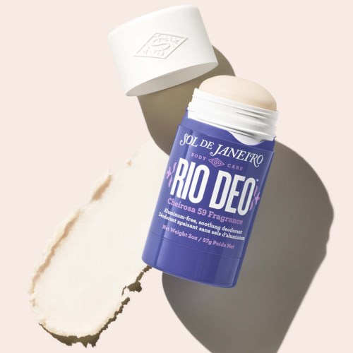 En blå behållare av RIO DEO deodorant med lavendeldoft, bredvid en beige solid och krämstreck.