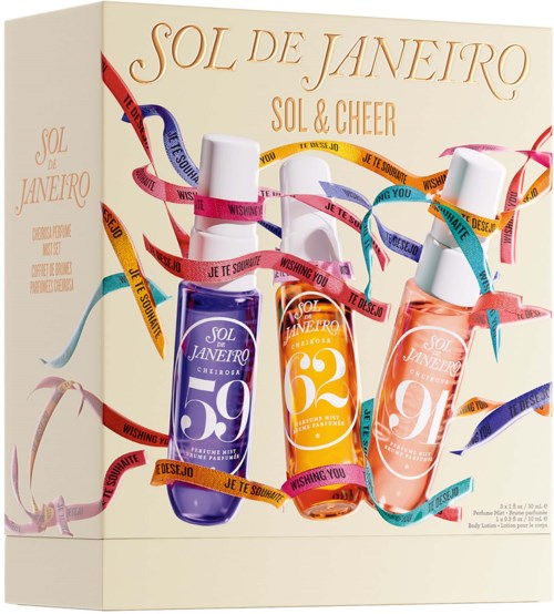 Tre flasker Sol de Janeiro kropslotioner med farverige bånd rundt og en cremefarvet æske.