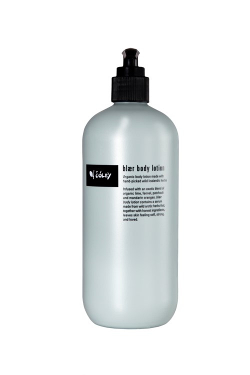 En hvid flaske med sort lotionpumpe, mærket 'balmy body lotion' til hudhydrering.