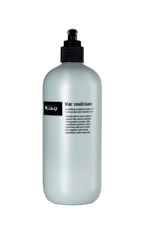 En hvit flaske med svart pumpe merket 'blazer conditioner'. Den brukes til hårpleie.