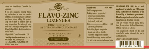En förpackning med Solgar Flavo-Zinc Lozenges, som innehåller zinc och askorbat, med instruktioner och ingredienser på en beige etikett.