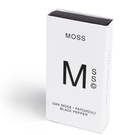 Valkoinen laatikko näyttää sanan 'MOSS' ja kertoo, että siinä on tamimossa, patchouli ja mustapippuri.