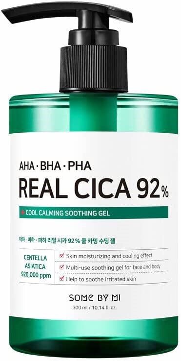 En grön och vit flaska med etiketten 'Real Cica 92%' och pump, som påstår att den lugnar och kyler huden.