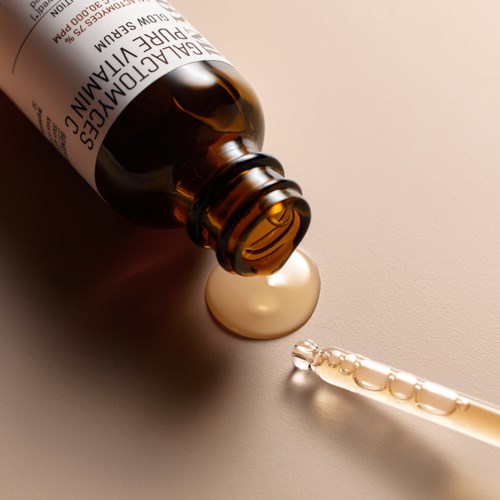 Brązowa butelka z napisem 'galaktomannan' i pipetka z kroplą, na jasnym tle.