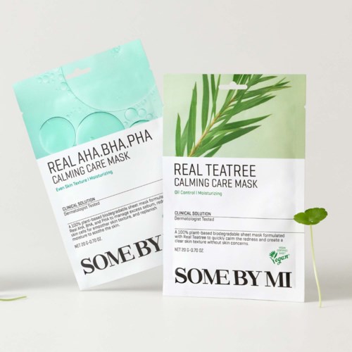 Twee sheet masks, een met groene thee en de andere met waterdruppels, ontworpen voor kalmerende huidverzorging.