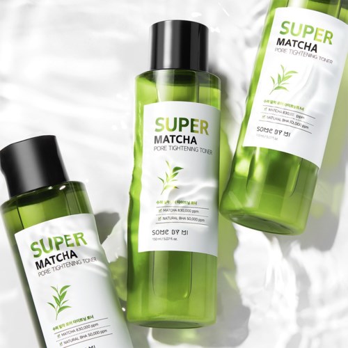 Drei grüne Flaschen mit Hautpflegeprodukt labeled 'Super Matcha Pore Tightening Toner' mit schwarzen Kappen.