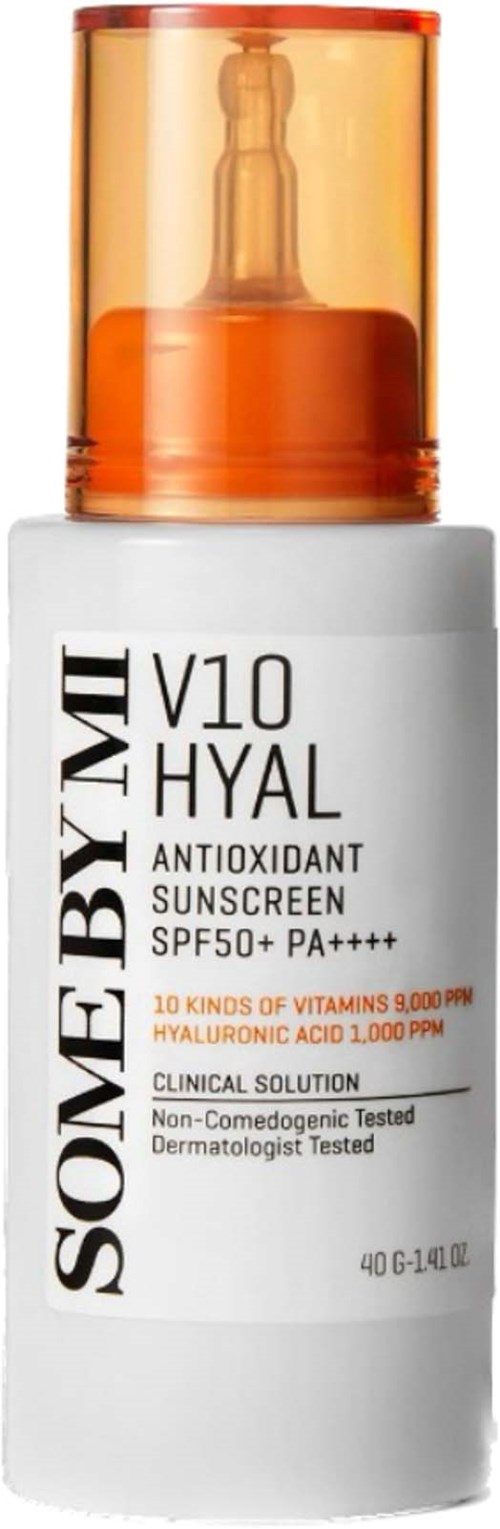 Witte fles met oranje dop met label SOME BY MI V10 HYAL antioxidant zonnebrandcrème SPF50+ PA++++.