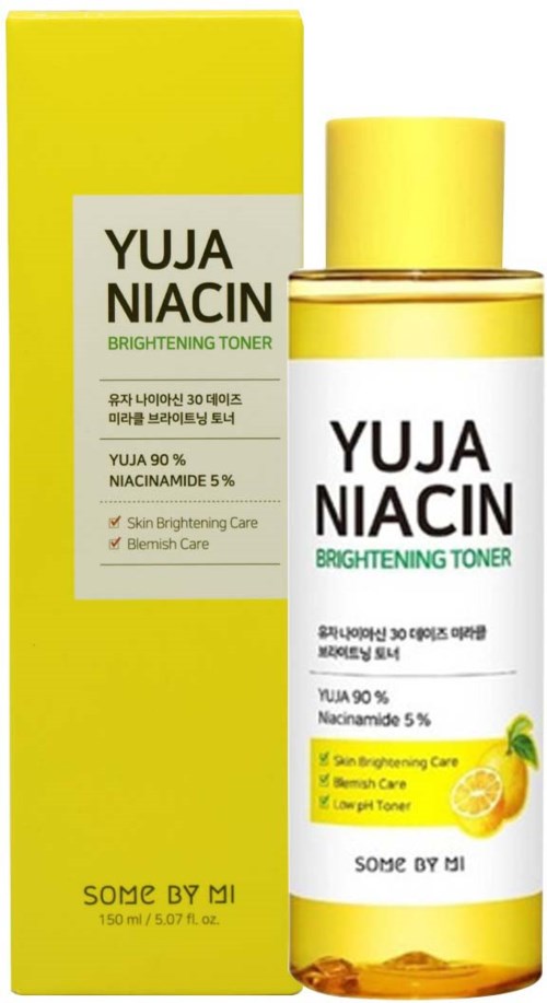 Eine gelbe Schachtel und eine Flasche mit aufhellendem Toner mit Zitrone. Das Etikett sagt "Yuja Niacin Brightening Toner."