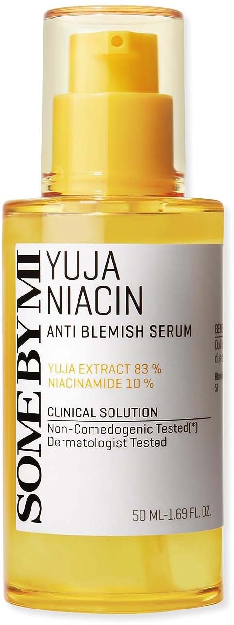 Eine gelbe Flasche mit der Aufschrift 'SOME BY MI Yuja Niacin Anti Blemish Serum' mit Pumpspender.