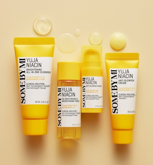 Ihonhoitotuotteet keltaisissa pakkauksissa, merkinnöissä kuin kirkastaminen ja anti-blemish. Häiriintynyt voide- ja nesteerimäinen rakenne.