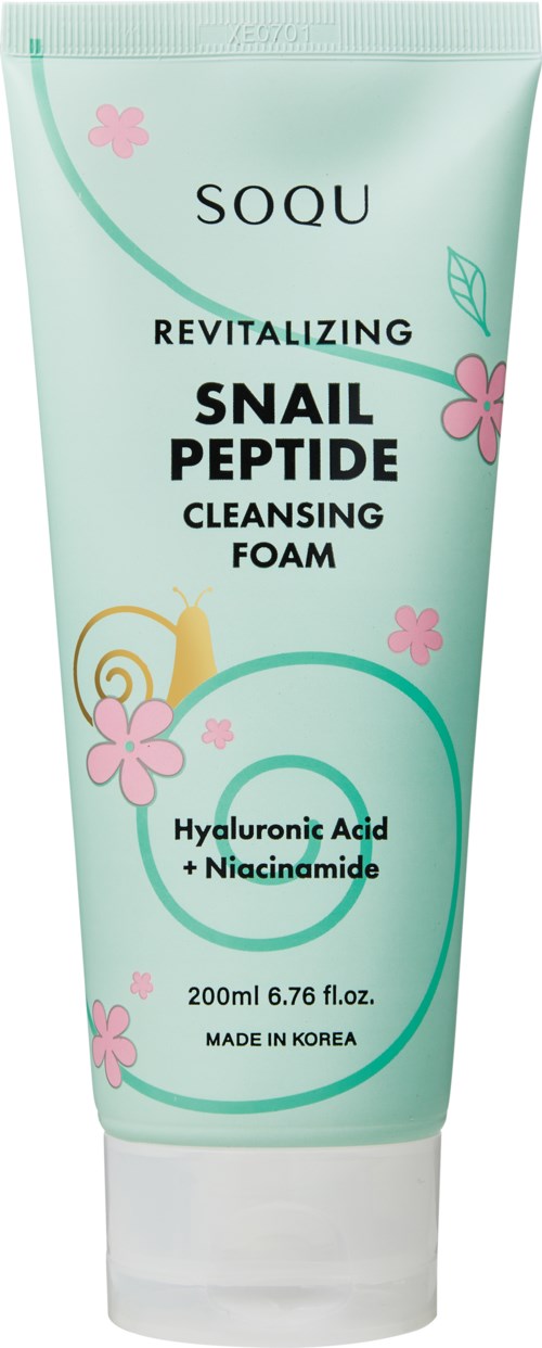 En pastelgrønn tube med ansiktsrengjøringsskum med tekst og små rosa blomster, som promoterer sneglepeptid og hyaluronsyre.