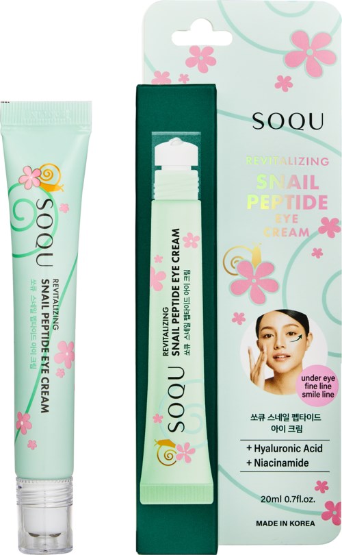 En tube og eske med øyekrem med rosa blomster, ung kvinne som påfører den, og ingredienser oppført på emballasjen.