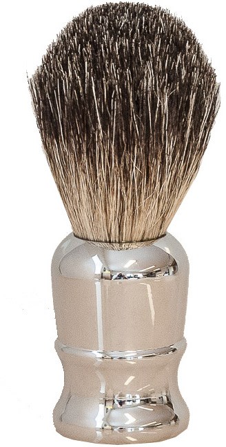 En barberkost med en skinnende, sølvfarget håndtak og tette, brune børster.