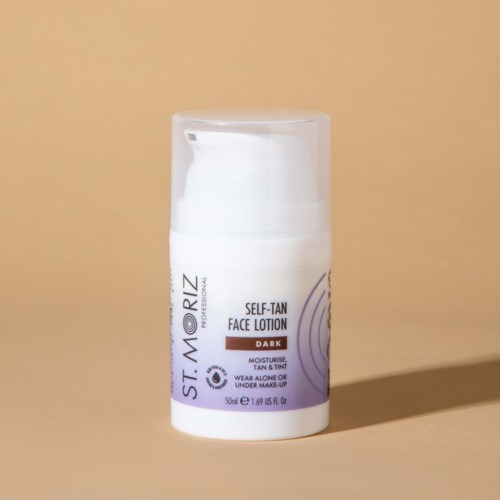 Mała biała butelka z napisem 'St. Moriz Self-Tan Face Lotion Dark' na prostym tle.