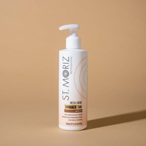Biała butelka z dozownikiem, oznaczona 'ST. MORIZ PROFESSIONAL INSTA-GRAD SHIMMER TAN'. Stoi na beżowym tle.