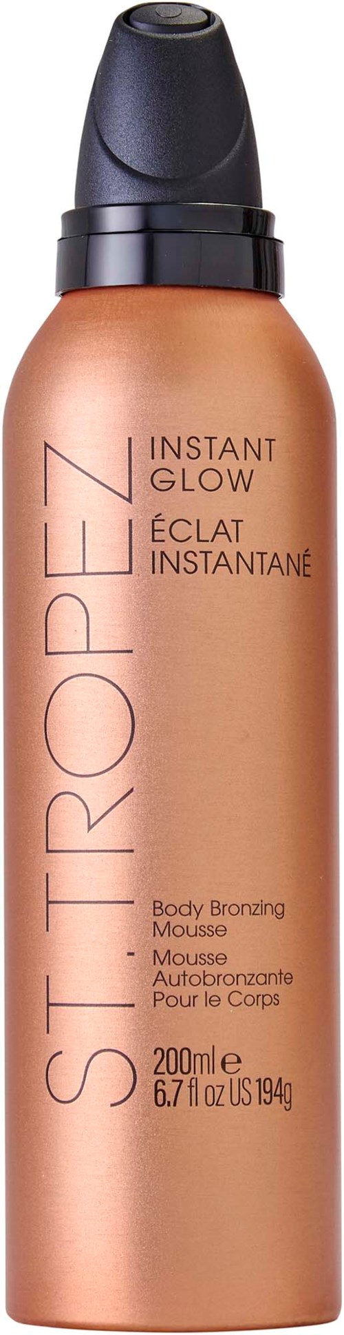 En bronsfärgad sprayflaska med svart lock, märkt 'STROPEZ INSTANT GLOW Body Bronzing Mousse,' innehållande 200 ml.