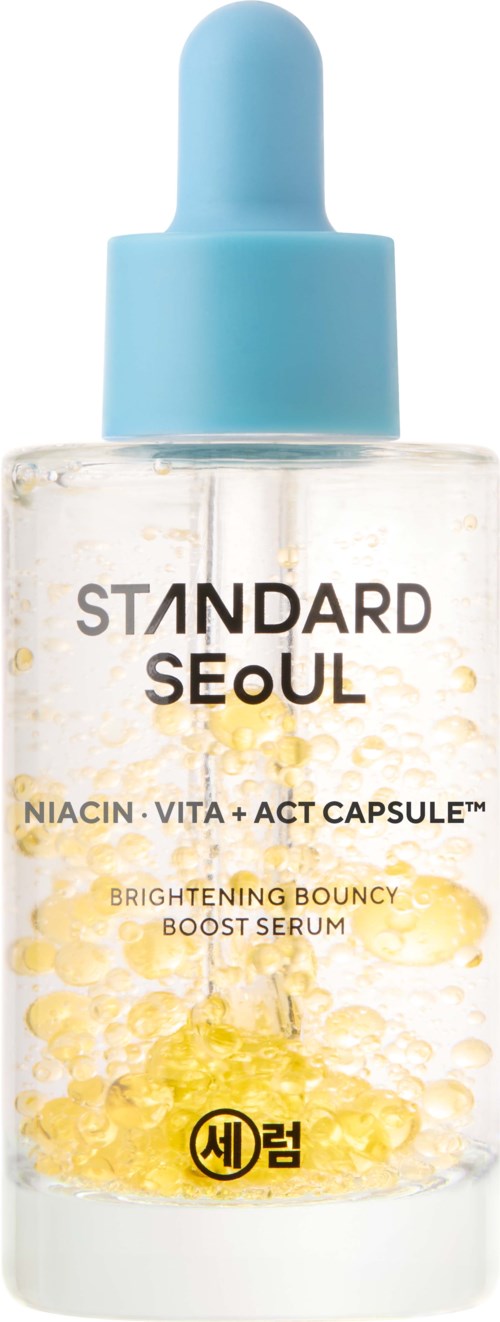 Klare Serumflasche mit gelben Kapseln im Inneren, etiketti als brightening bounce boost serum von Standard Seoul.