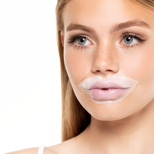 Een vrouw heeft een witte schuimende substantie op haar lippen, die het grootste deel van haar lippen en kin bedekt.